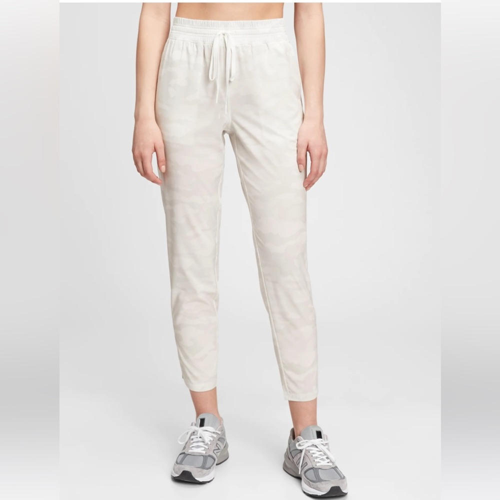 NWT Gap Runaround Joggers in white/cream camo, XL perfect alternative to scrubs